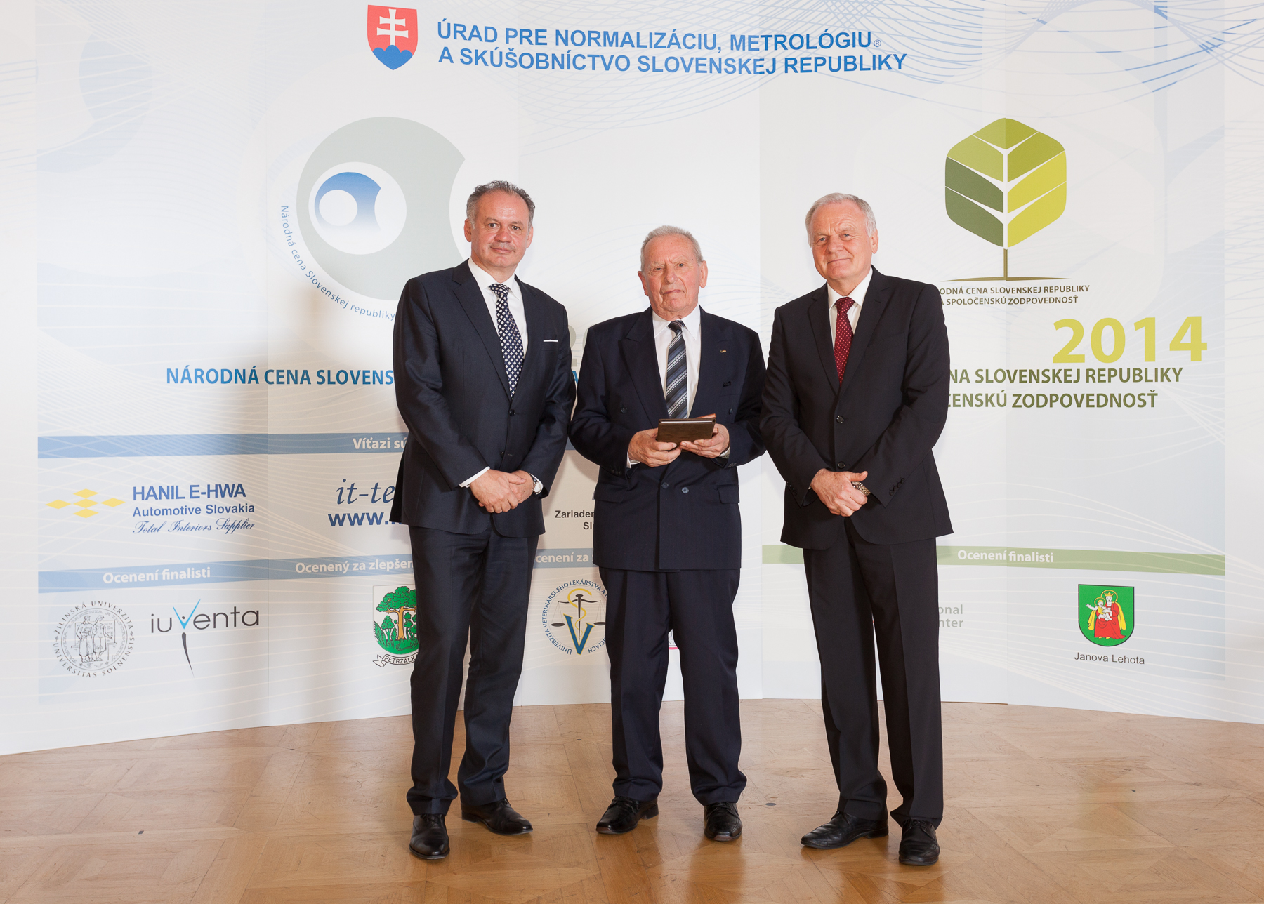 na fotografii Andrej Kiska, prezident Slovenskej republiky, Ivan Slimák, ocenený za celoživotný prínos v oblasti kvality a Jozef Mihok, predseda ÚNMS SR